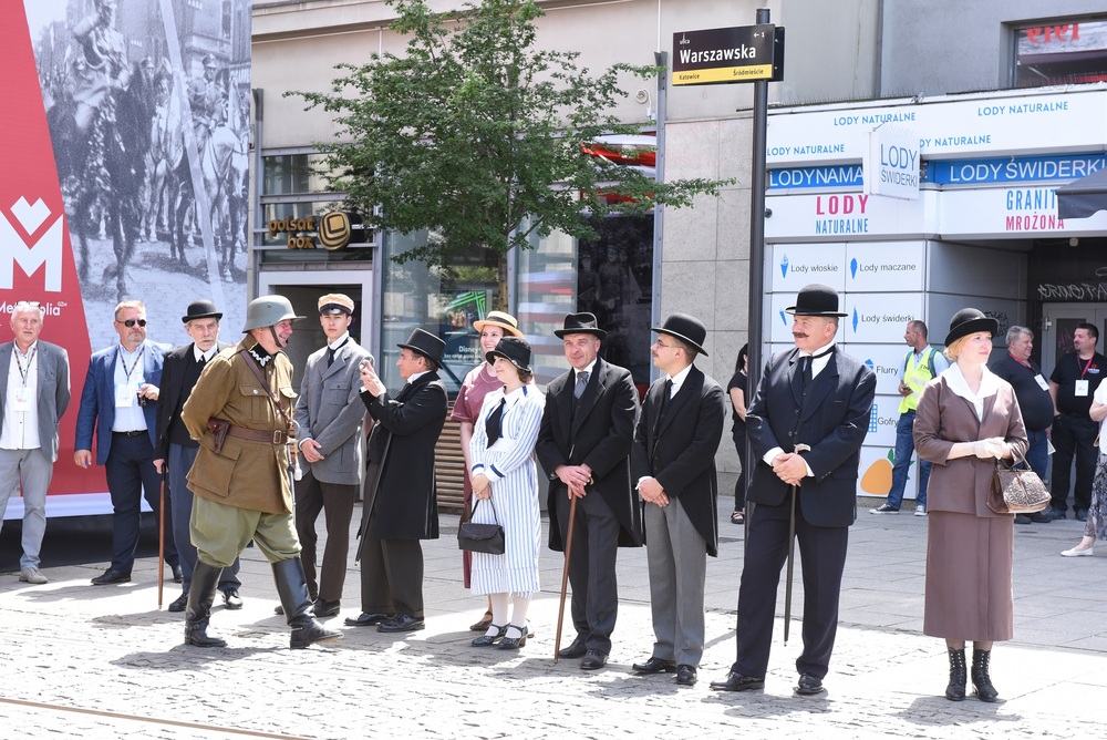 W południe na katowickim Rynku odbyła się inscenizacja wkroczenia Wojska Polskiego do Katowic oraz odsłonięcie tablicy pamiątkowej.  Fot. K. Liszka, M. Kobylańska/IPN
