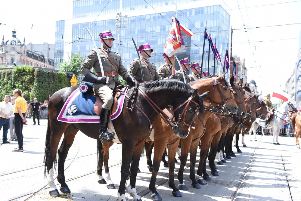 W południe na katowickim Rynku odbyła się inscenizacja wkroczenia Wojska Polskiego do Katowic oraz odsłonięcie tablicy pamiątkowej.  Fot. K. Liszka, M. Kobylańska/IPN