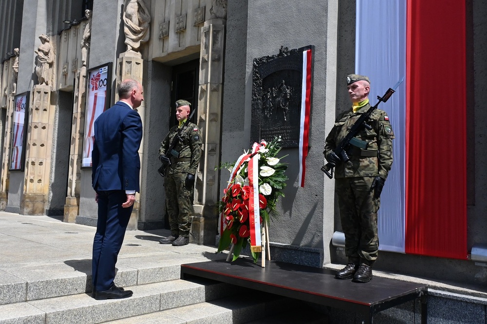 W południe na katowickim Rynku odbyła się inscenizacja wkroczenia Wojska Polskiego do Katowic oraz odsłonięcie tablicy pamiątkowej.  Fot. K. Liszka, M. Kobylańska/IPN