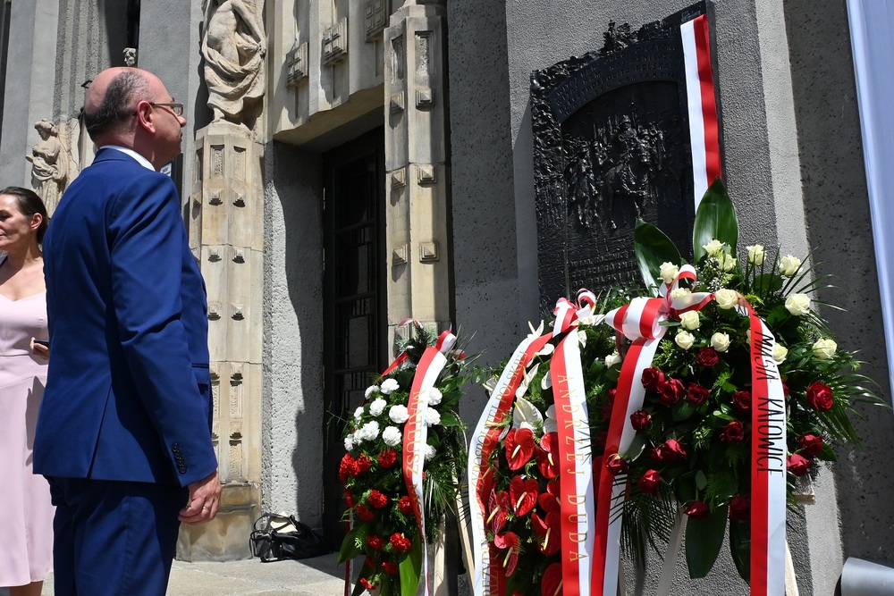 W południe na katowickim Rynku odbyła się inscenizacja wkroczenia Wojska Polskiego do Katowic oraz odsłonięcie tablicy pamiątkowej.  Fot. K. Liszka, M. Kobylańska/IPN