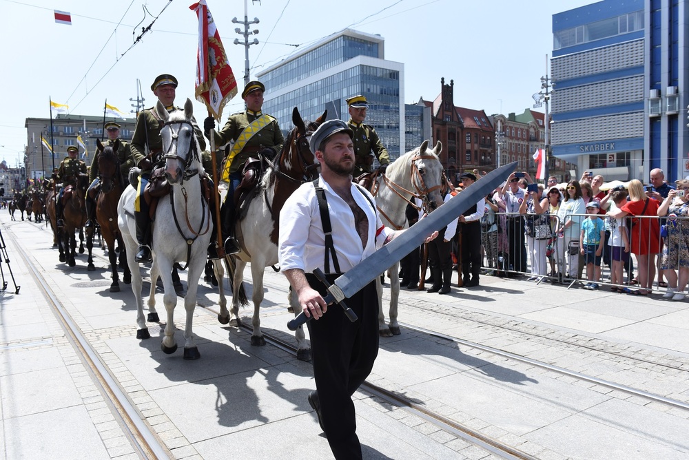 W południe na katowickim Rynku odbyła się inscenizacja wkroczenia Wojska Polskiego do Katowic oraz odsłonięcie tablicy pamiątkowej.  Fot. K. Liszka, M. Kobylańska/IPN