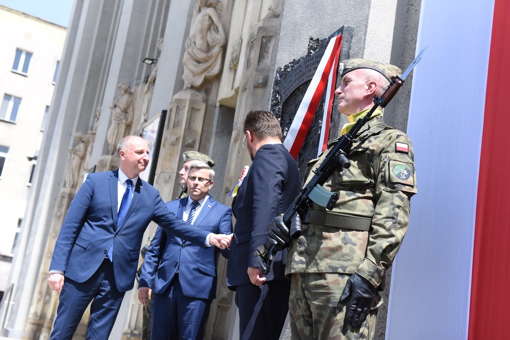 W południe na katowickim Rynku odbyła się inscenizacja wkroczenia Wojska Polskiego do Katowic oraz odsłonięcie tablicy pamiątkowej.  Fot. M. Kobylańska/IPN