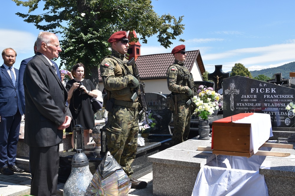 Uroczystość pogrzebowa śp. Jana Ficka, żołnierza VII Śląskiego Okręgu NSZ. Fot. Krzysztof Łojko/IPN