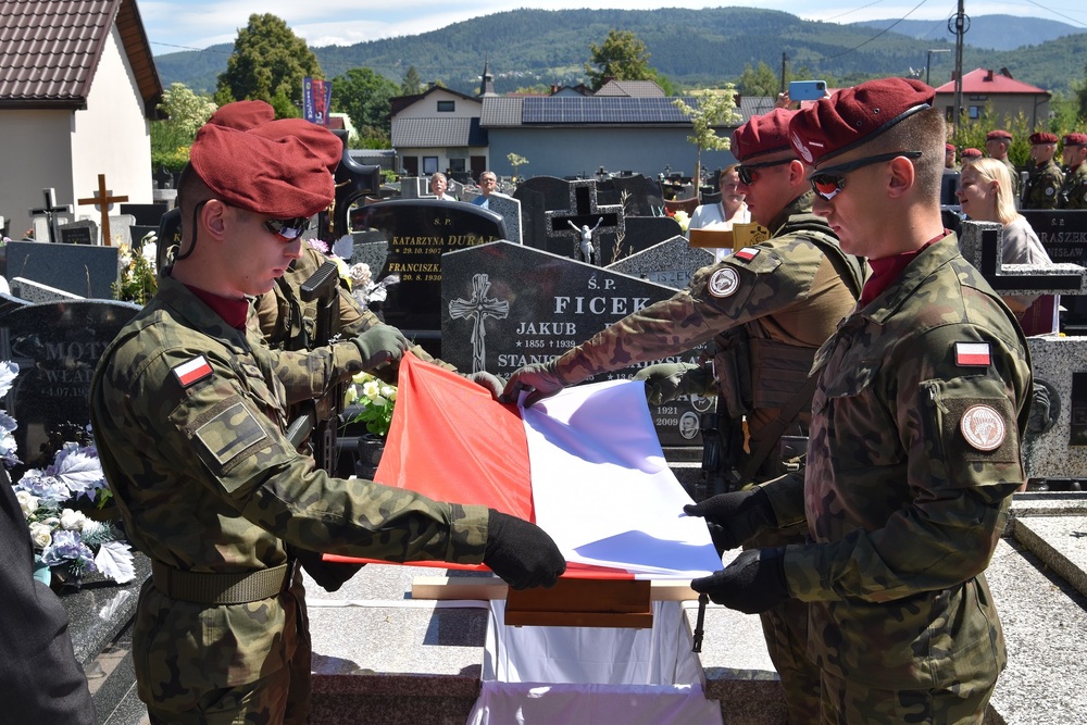 Uroczystość pogrzebowa śp. Jana Ficka, żołnierza VII Śląskiego Okręgu NSZ. Fot. Krzysztof Łojko/IPN