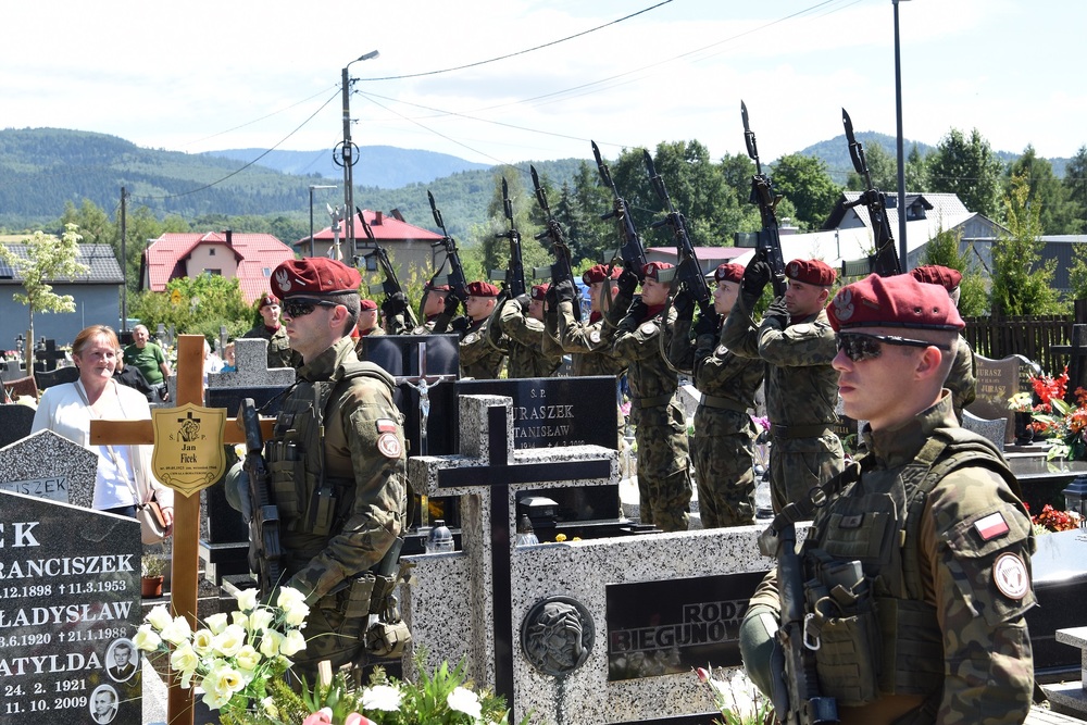 Uroczystość pogrzebowa śp. Jana Ficka, żołnierza VII Śląskiego Okręgu NSZ. Fot. Krzysztof Łojko/IPN