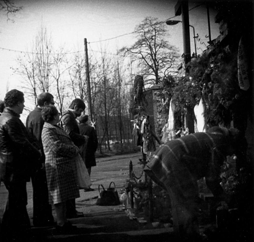 Ludzie zebrani pod krzyżem upamiętniającym poległych górników KWK Wujek, zdjęcie niedatowane. sygn. akt IPN Ka 435/8