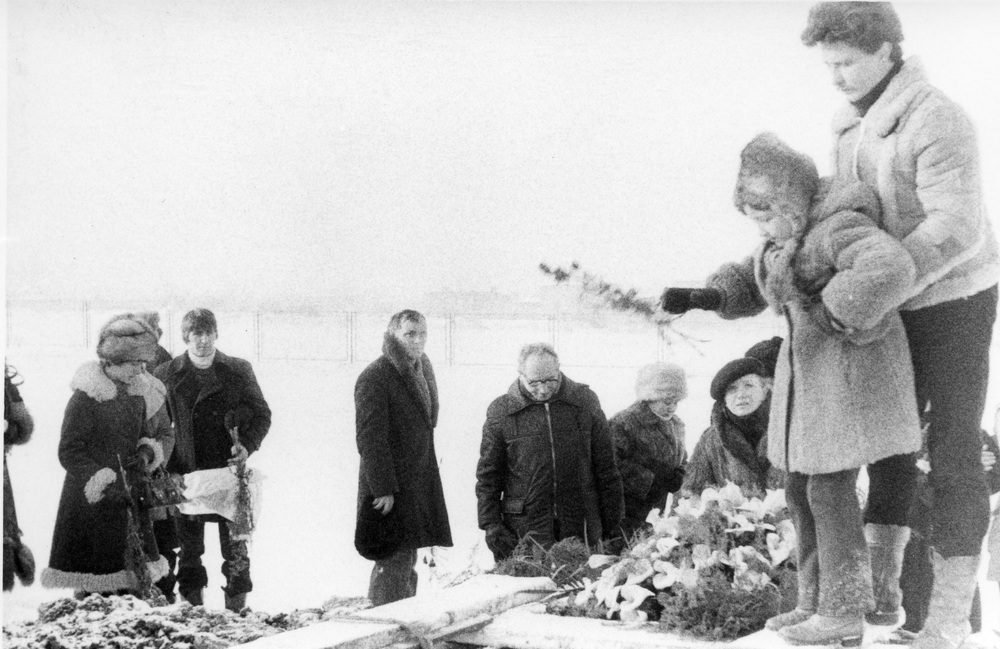 Pożegnanie córki R. Gzika z zamordowanym ojcem, Katowice-Piotrowice, 
21 XII 1981 r. sygn. akt IPN Ka 063/154