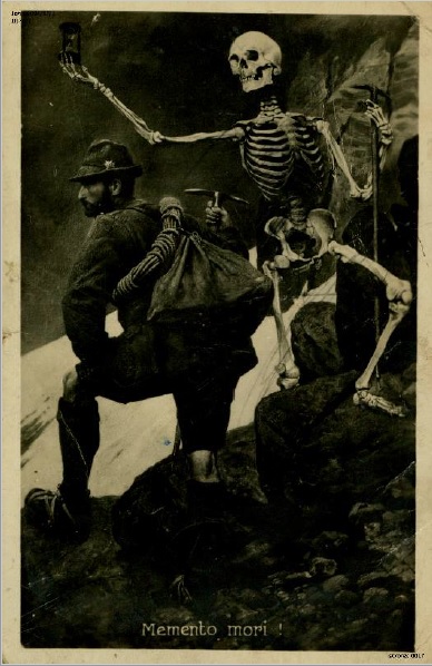 Kartka wydana we Francji, ale wysłana z Tatrzańskiej Łomnicy w 1934 r. do adresatki w Częstochowie. Nadawca pisze, że bardzo cieszy się na wycieczkę w wysokie góry, ale sam siebie poucza, aby pamiętać o możliwej śmierci (IPN Ka 084/97, t. 1)