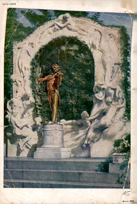 Wiedeń, pomnik Johanna Straussa, 1944 r. Kartkę wysłali z Czeladzi rodzice z dziewczyny, która stamtąd została wysłana na roboty przymusowe do Przeradza na Pomorzu. Piszą, że już od dwóch miesięcy nie mają od niej wiadomości, mimo, że sami ślą list za listem i bardzo się martwią. Trudno powiedzieć, dlaczego wysłali kartkę z widokiem z Wiednia (wydawnictwo Karla Kühne z Wiednia; IPN Ka 454/58)