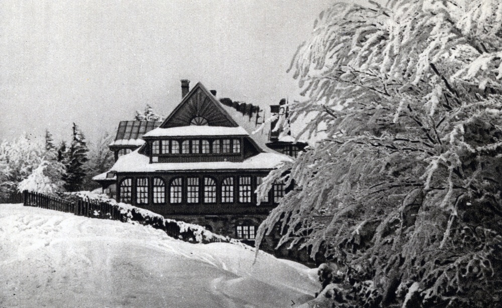 Schronisko na Stożku, 1952 r. Na rewersie znajduje się wydrukowane hasło „Wczasy przywilejem świata pracy” (fot. Ludwik Bardoń, wyd. Spółdzielnia Wydawniczo-Handlowa „Książka i Wiedza”; IPN Ka 023/1392)