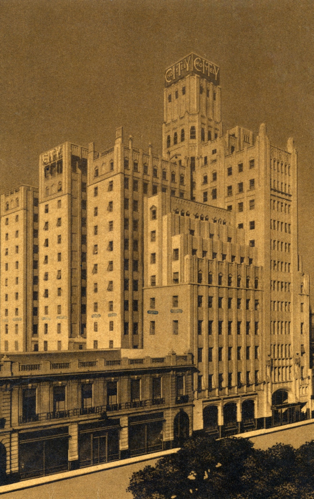 Bunos Aires, City Hotel, 1952 r. Nadawca zaznaczył okna na czwartym piętrze, informując adresata, że w tych miejscach pracuje. Hotel chwalił się na odwrocie kartki, że ma 750 miejsc, jest w centrum miasta i oferuje pokoje z łazienkami, ciepłą i zimną wodą, radiem, telefonem oraz klimatyzacją (IPN Ka 023/1392)