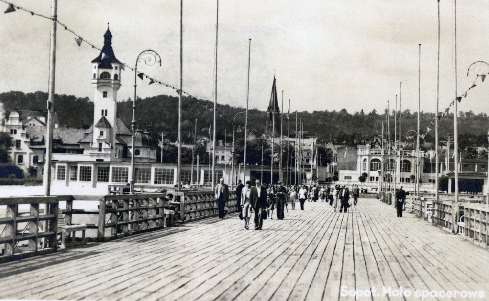 Sopockie molo, 1952 r. („Fotoplastyka” – Rzemieślnicza Spółdzielnia Pracy Fotograficznej w Gdańsku, Wytwórnia Pocztówek Gdynia; IPN Ka 023/1392)
