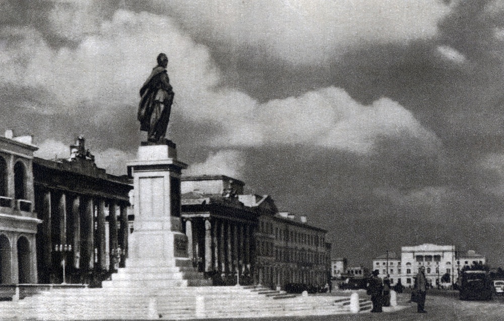 Warszawa, Plac Dzierżyńskiego (obecnie Plac Bankowy), prawdopodobnie 1953 r. (fot. Szmidtgal, wyd. Spółdzielczy Instytut Wydawniczy „Kraj”, Warszawa; Wklęsłodruk RSW „Prasa” Warszawa; IPN Ka 03/1532, t. 2)