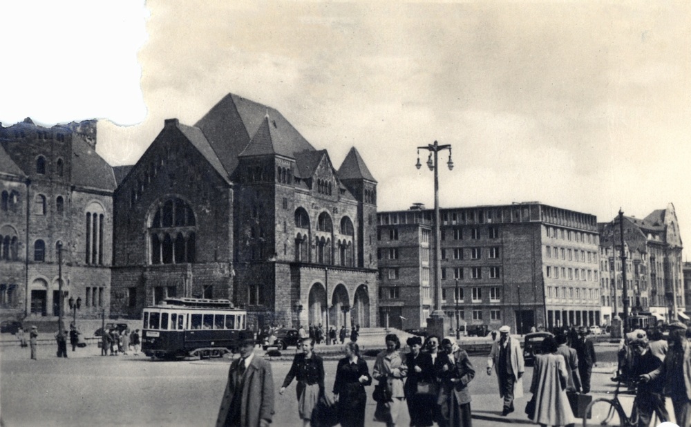 Poznań, fragment zamku i dom PZPR, 1951 r. (fot. Kazimierz Saysse-Tobiczyk, wyd. Spółdzielnia Wydawniczo-Handlowa „Książka i Wiedza”; IPN Ka 08/619, t. 2)