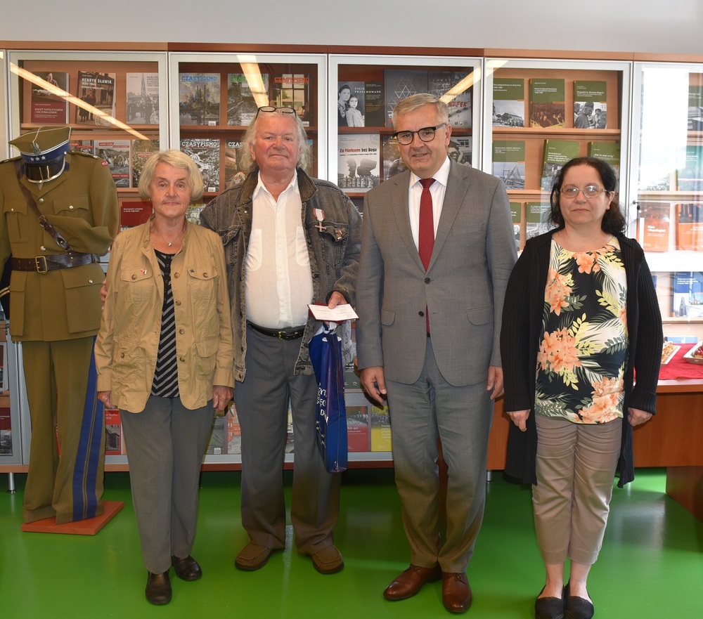 Na zdjęciu od prawej: dr Renata Dziechciarz, naczelnik Oddziałowego Archiwum IPN w Katowicach, dr Andrzej Sznajder, dyrektor Oddziału IPN w Katowicach, Józef Patyna z żoną. Fot. Monika Kobylańska/IPN