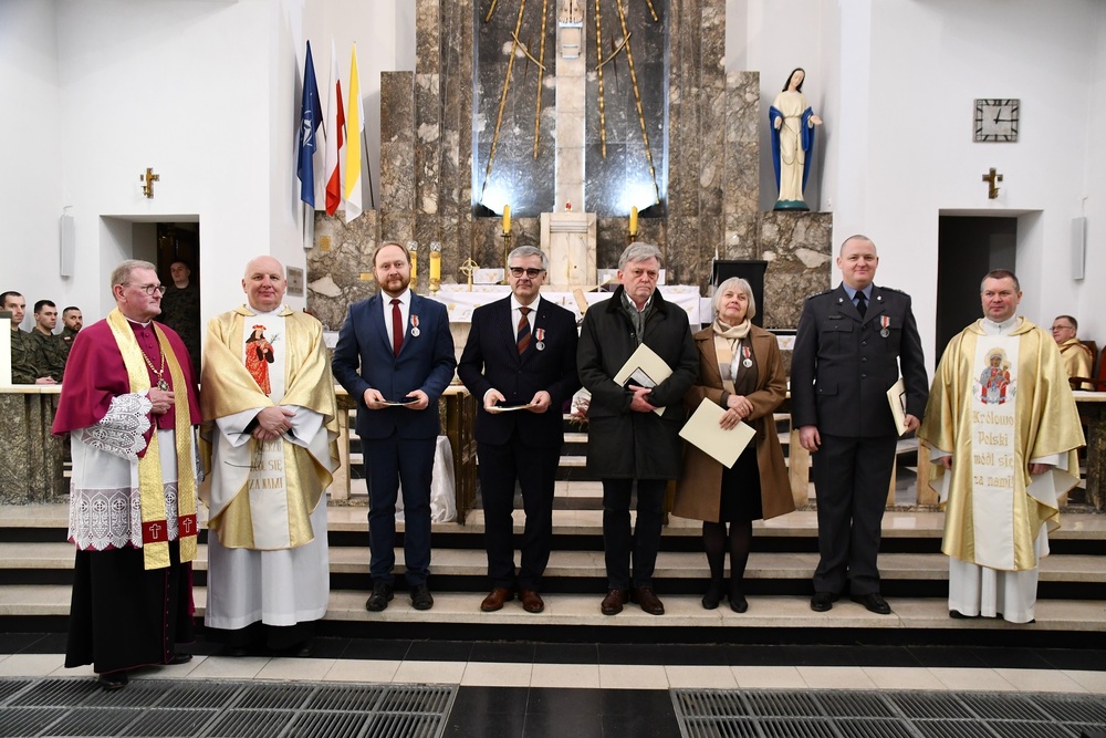 Dr Andrzej Sznajder, dyrektor Oddziału IPN w Katowicach oraz Jan Kwaśniewicz, naczelnik Oddziałowego Biura Upamiętniania Walk i Męczeństwa w Katowicach wyróżnieni Medalem Ordynariatu Polowego „Błogosławiony Ksiądz Jerzy Popiełuszko"
