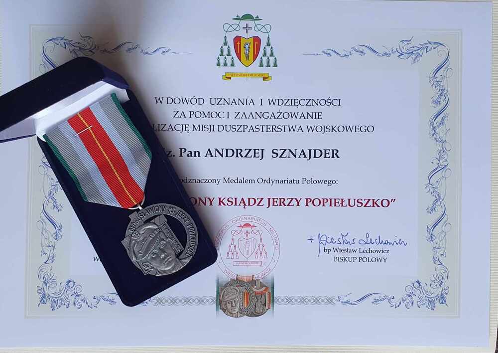 Dr Andrzej Sznajder, dyrektor Oddziału IPN w Katowicach oraz Jan Kwaśniewicz, naczelnik Oddziałowego Biura Upamiętniania Walk i Męczeństwa w Katowicach  wyróżnieni Medalem Ordynariatu Polowego „Błogosławiony Ksiądz Jerzy Popiełuszko".