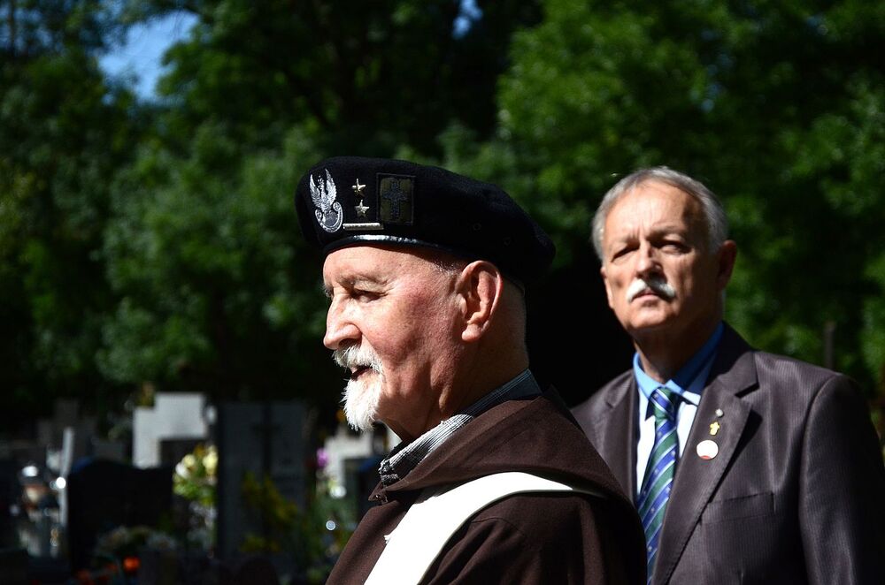 Uroczystość pobłogosławienia nowego nagrobka phm. Władysława Mitkowskiego. Fot. Janusz Ślęzak (IPN)