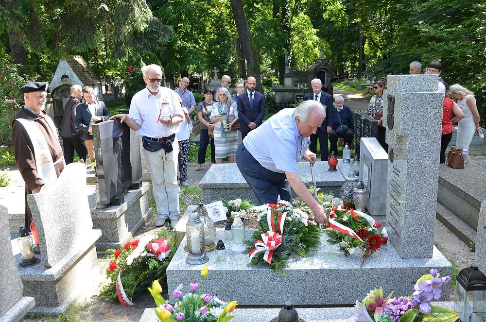 Uroczystość pobłogosławienia nowego nagrobka phm. Władysława Mitkowskiego. Fot. Janusz Ślęzak (IPN)