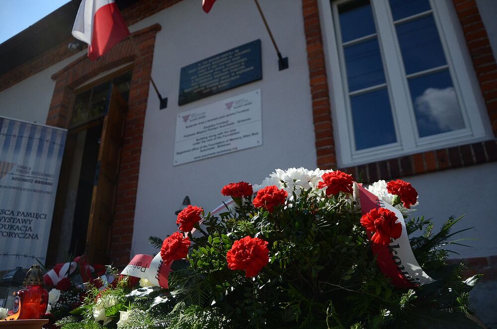 Uroczystość pamięci więźniarek karnej kompanii kobiet KL Auschwitz – Bor/Budy. Fot. Janusz Ślęzak (IPN)