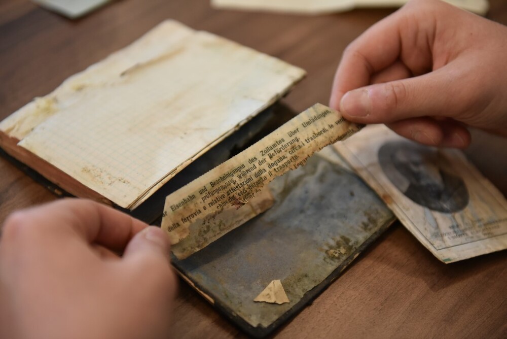 Pamiętniki oficera 51 Pułku Piechoty Strzelców Kresowych z lat 1939-1940 przekazane do krakowskiego oddziału IPN. Fot. Żaneta Wierzgacz (IPN)