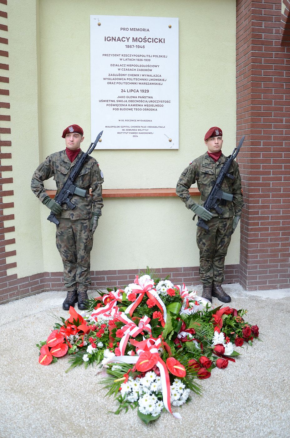 Jaroszowiec. Uroczystość odsłonięcia tablicy poświęconej Ignacemu Mościckiemu. Fot. Janusz Ślęzak (IPN)