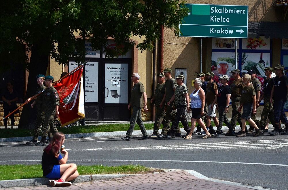Uczestnicy Marszu Szlakiem Pierwszej Kompanii Kadrowej w Miechowie. Fot. Janusz Ślęzak (IPN)