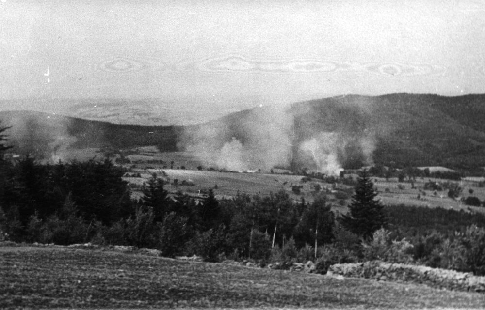 Tereny Wiśniowej, Lipnika i Zasani po niemieckiej pacyfikacji z 18 września 1944 r. Zdjęcia wykonał oficer AK, por. Karol Orell „Anton”. Fot. ze zbiorów IPN