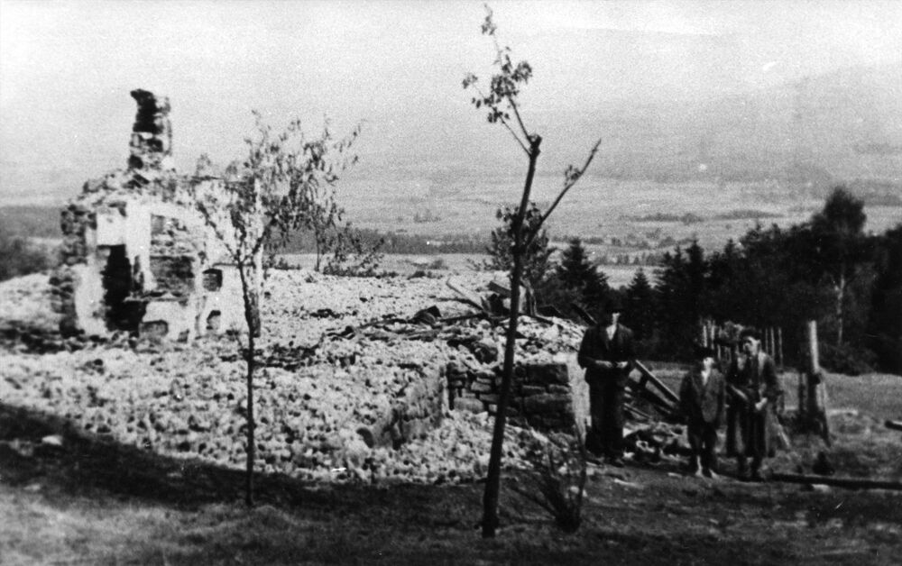 Tereny Wiśniowej, Lipnika i Zasani po niemieckiej pacyfikacji z 18 września 1944 r. Zdjęcia wykonał oficer AK, por. Karol Orell „Anton”. Fot. ze zbiorów IPN