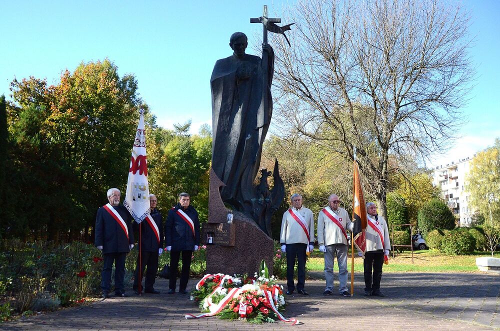Uroczystość pod pomnikiem ks. Jerzego Popiełuszki na os. Szklane Domy w Nowej Hucie. Fot. Janusz Ślęzak (IPN)