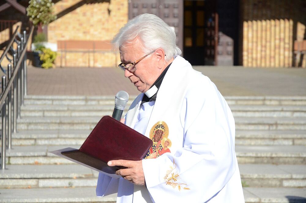 Uroczystość pod pomnikiem ks. Jerzego Popiełuszki na os. Szklane Domy w Nowej Hucie. Fot. Janusz Ślęzak (IPN)
