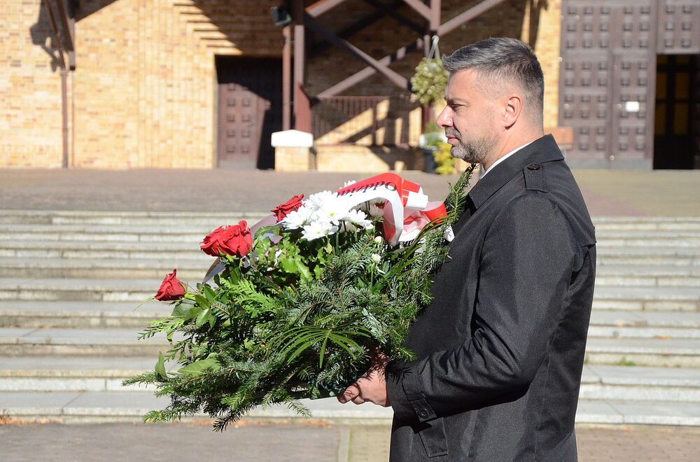 Uroczystość pod pomnikiem ks. Jerzego Popiełuszki na os. Szklane Domy w Nowej Hucie. Fot. Janusz Ślęzak (IPN)