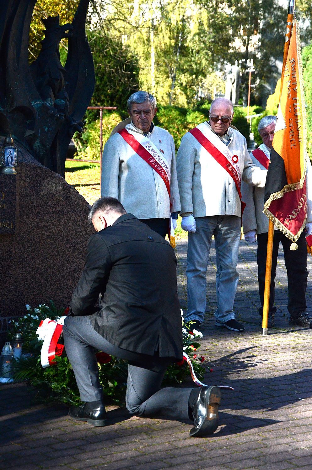 Uroczystość pod pomnikiem ks. Jerzego Popiełuszki na os. Szklane Domy w Nowej Hucie. Fot. Janusz Ślęzak (IPN)