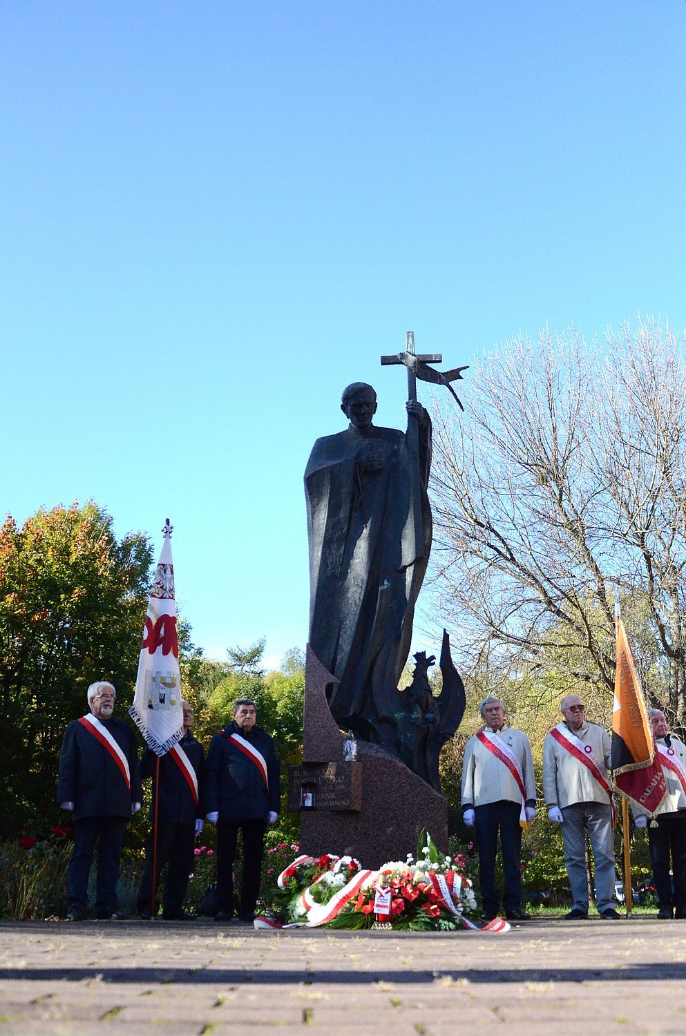 Uroczystość pod pomnikiem ks. Jerzego Popiełuszki na os. Szklane Domy w Nowej Hucie. Fot. Janusz Ślęzak (IPN)