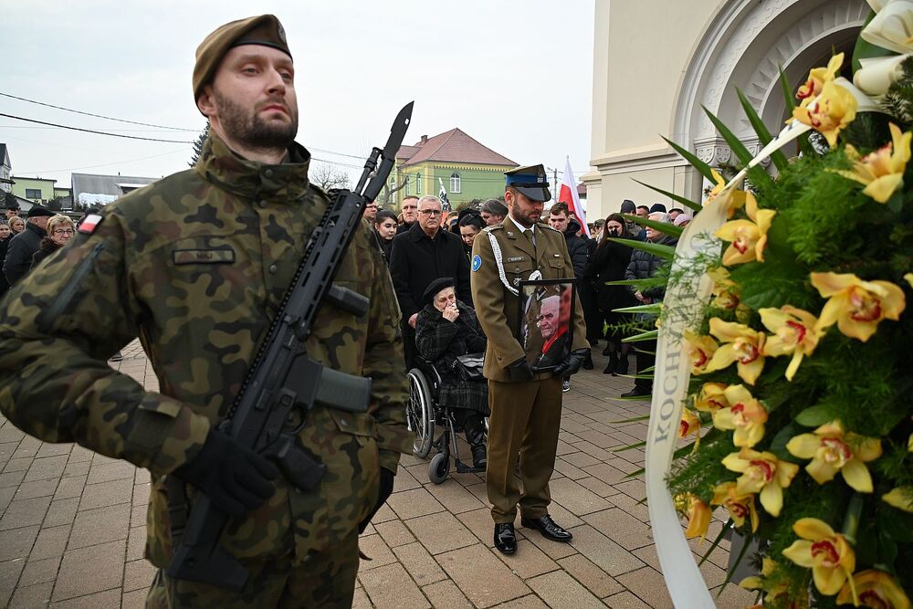 Uroczystości pogrzebowe kpt. Wacława Szaconia „Czarnego”. Fot. Janusz Ślęzak (IPN)