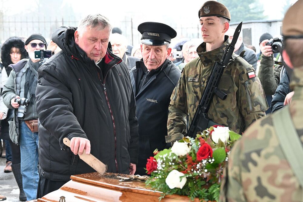 Uroczystości pogrzebowe kpt. Wacława Szaconia „Czarnego”. Fot. Janusz Ślęzak (IPN)