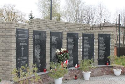 Dołbysz. Panorama tablic odsłoniętych w 2014 r. dla upamiętnienia zamieszkałych tam Polaków, którzy byli mordowani i deportowani w latach komunistycznego terroru. Fot. Sergiusz Kazimierczuk