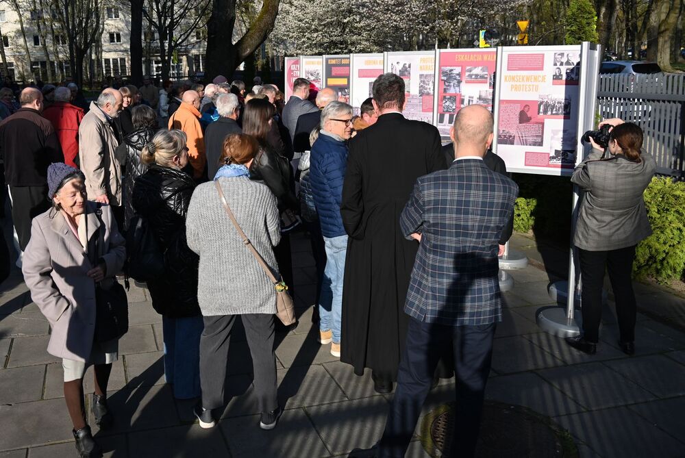 Otwarcie wystawy IPN o obronie Krzyża Nowohuckiego. Fot. Janusz Ślęzak (IPN)