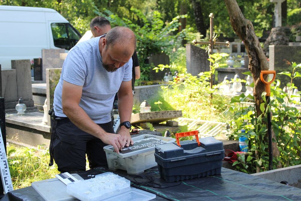 Prace poszukiwawcze na cmentarzu Rakowickim w Krakowie. Lipiec 2025. Fot. IPN