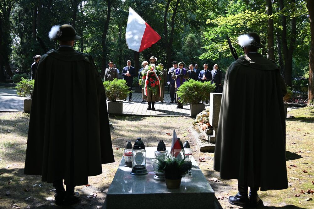 Znicze na grobach pochowanych w Krakowie żołnierzy z Westerplatte – Franciszka Dąbrowskiego i Mieczysława Słabego. Fot. Janusz Ślęzak (IPN)