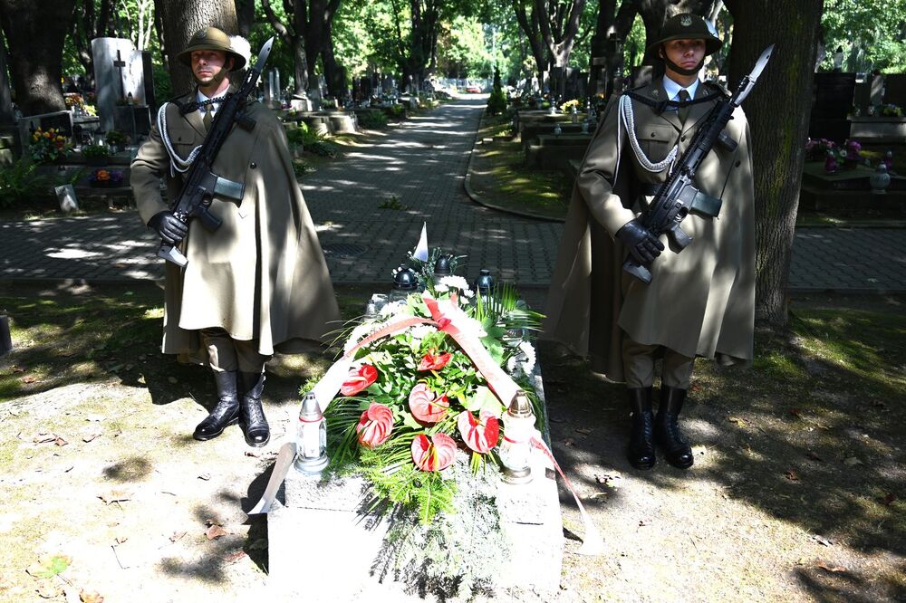 Znicze na grobach pochowanych w Krakowie żołnierzy z Westerplatte – Franciszka Dąbrowskiego i Mieczysława Słabego. Fot. Janusz Ślęzak (IPN)