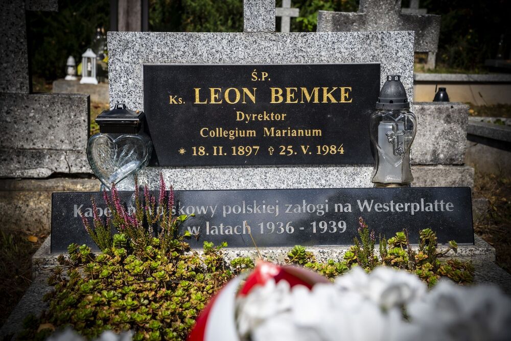 Znicze na grobach westerplatczyków. Fot. Agnieszka Masłowska (IPN)