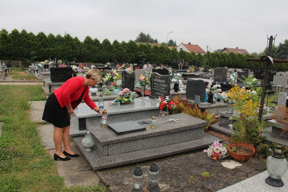 Znicze na grobach westerplatczyków. Fot. Michał Masłowski (IPN)