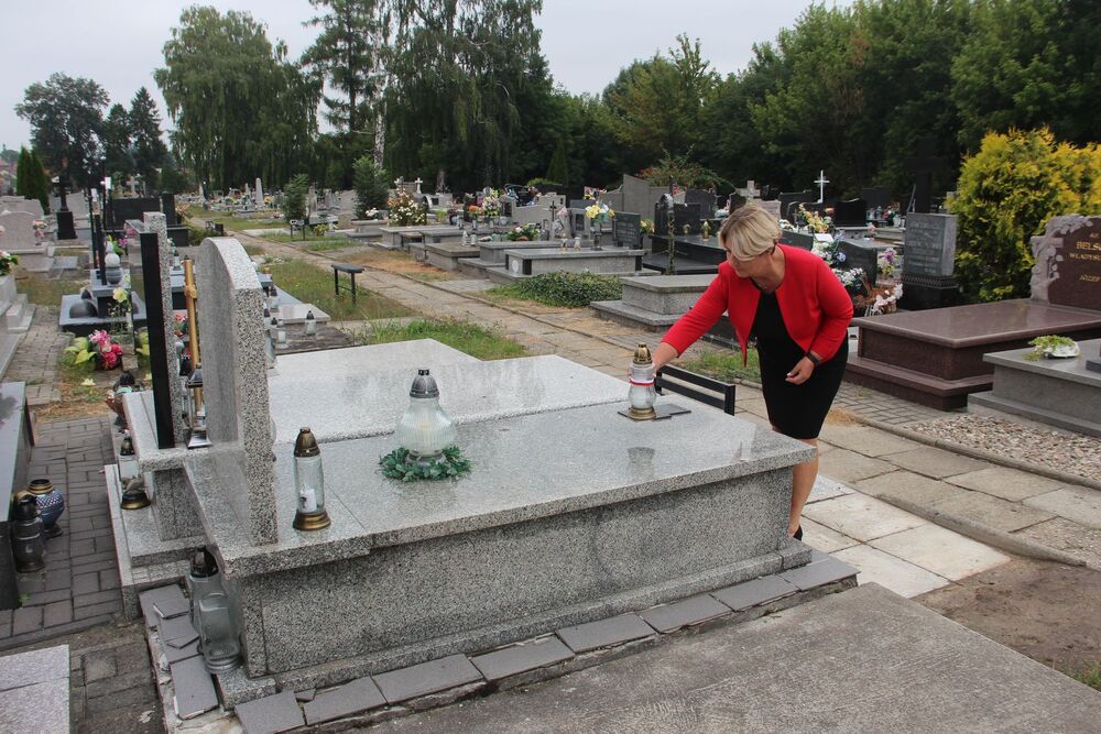 Znicze na grobach westerplatczyków. Fot. Michał Masłowski (IPN)