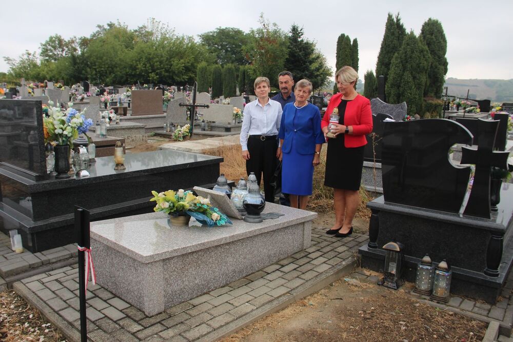Znicze na grobach westerplatczyków. Fot. Michał Masłowski (IPN)