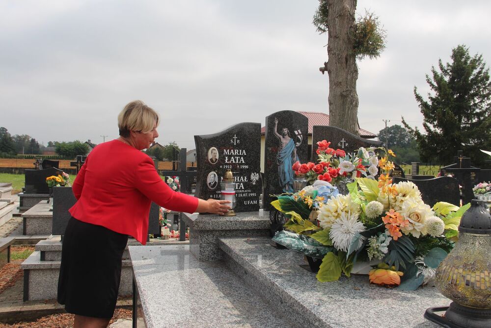 Znicze na grobach westerplatczyków. Fot. Michał Masłowski (IPN)