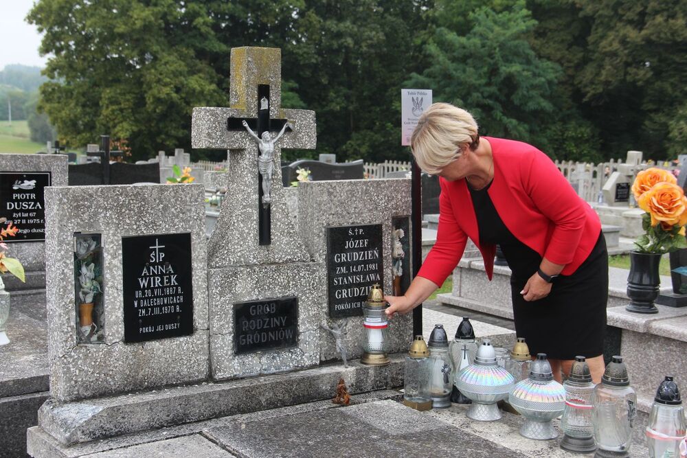 Znicze na grobach westerplatczyków. Fot. Michał Masłowski (IPN)