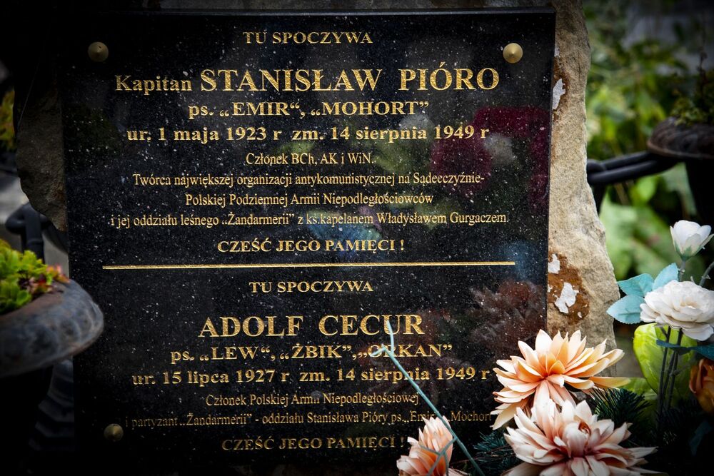 Przy grobie założyciela PPAN kpt. Stanisława Pióro. Fot. Agnieszka Masłowska (IPN)