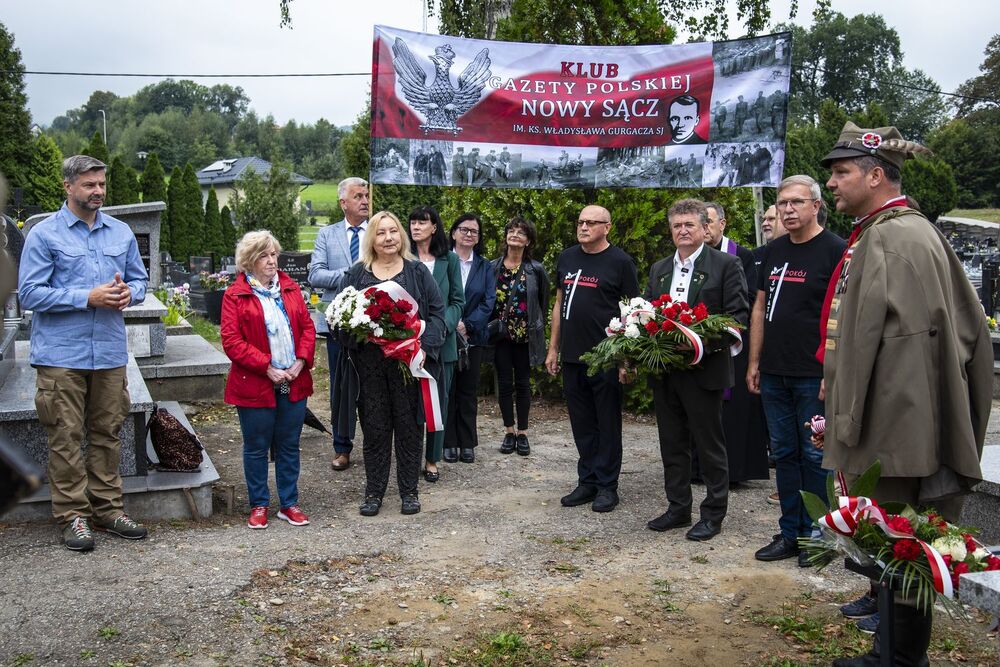 Przy grobie założyciela PPAN kpt. Stanisława Pióro. Fot. Agnieszka Masłowska (IPN)