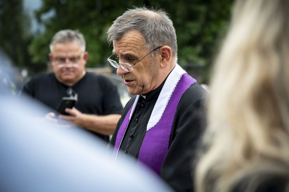 Przy grobie założyciela PPAN kpt. Stanisława Pióro. Fot. Agnieszka Masłowska (IPN)